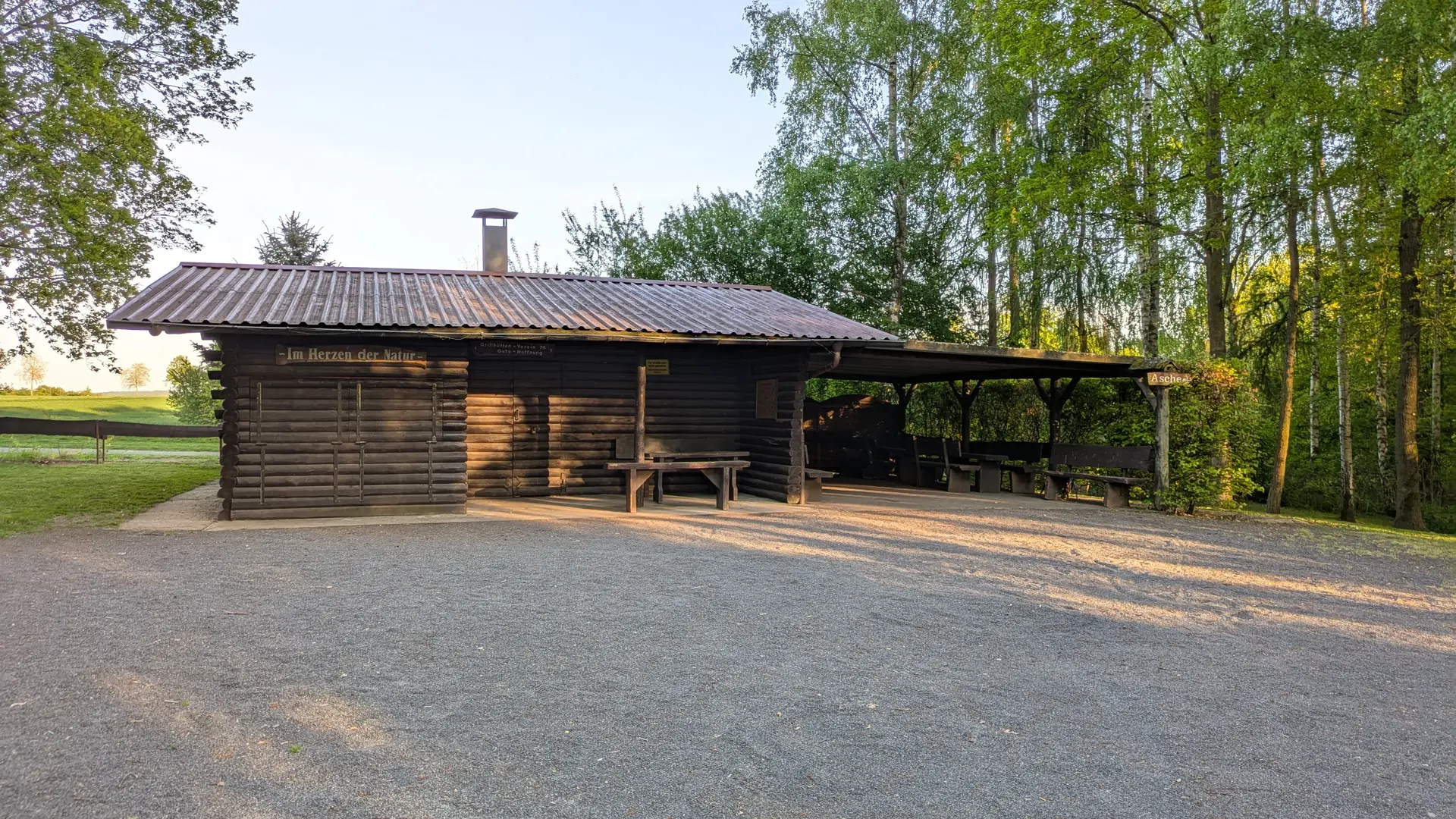 Grillhütte von vorne mit Freisitz
