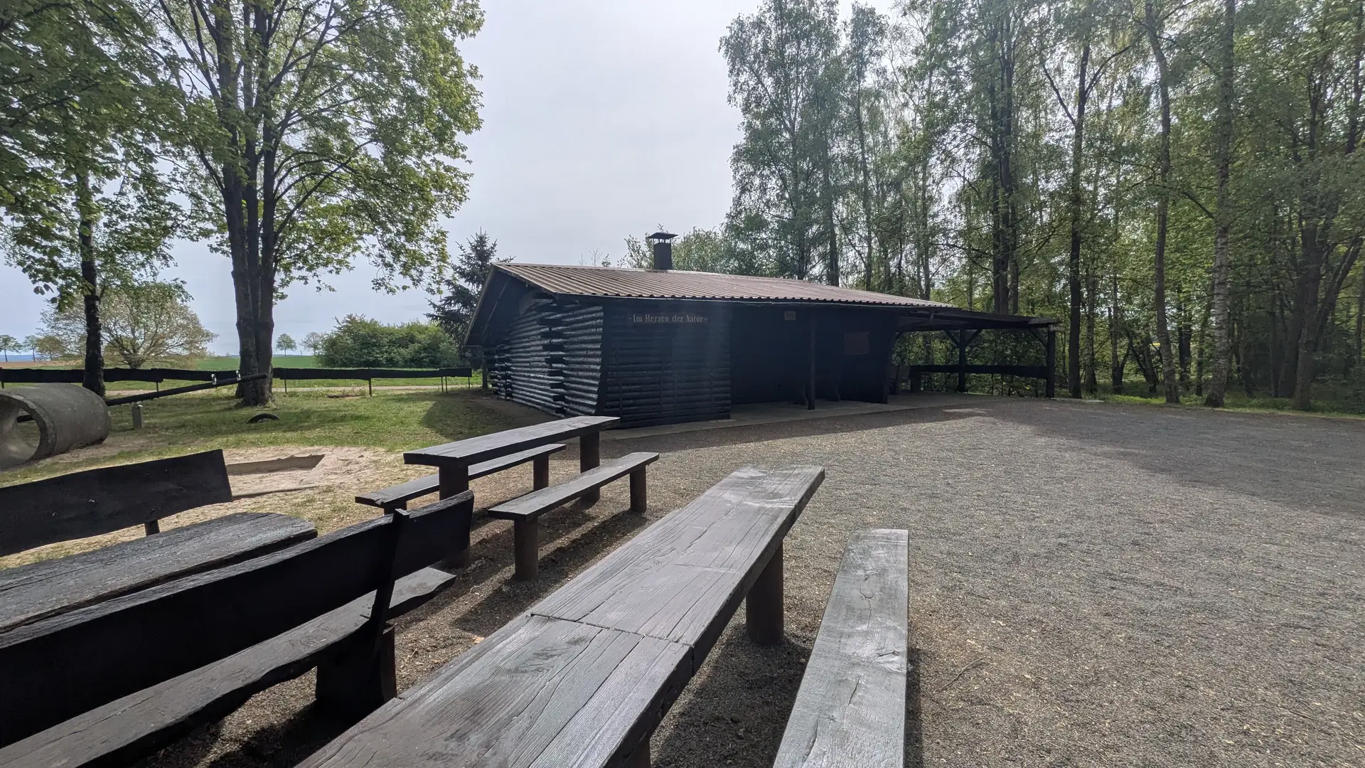 Grillhütte mit Sitzgruppe